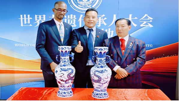 《青花云龙纹象耳对尊》